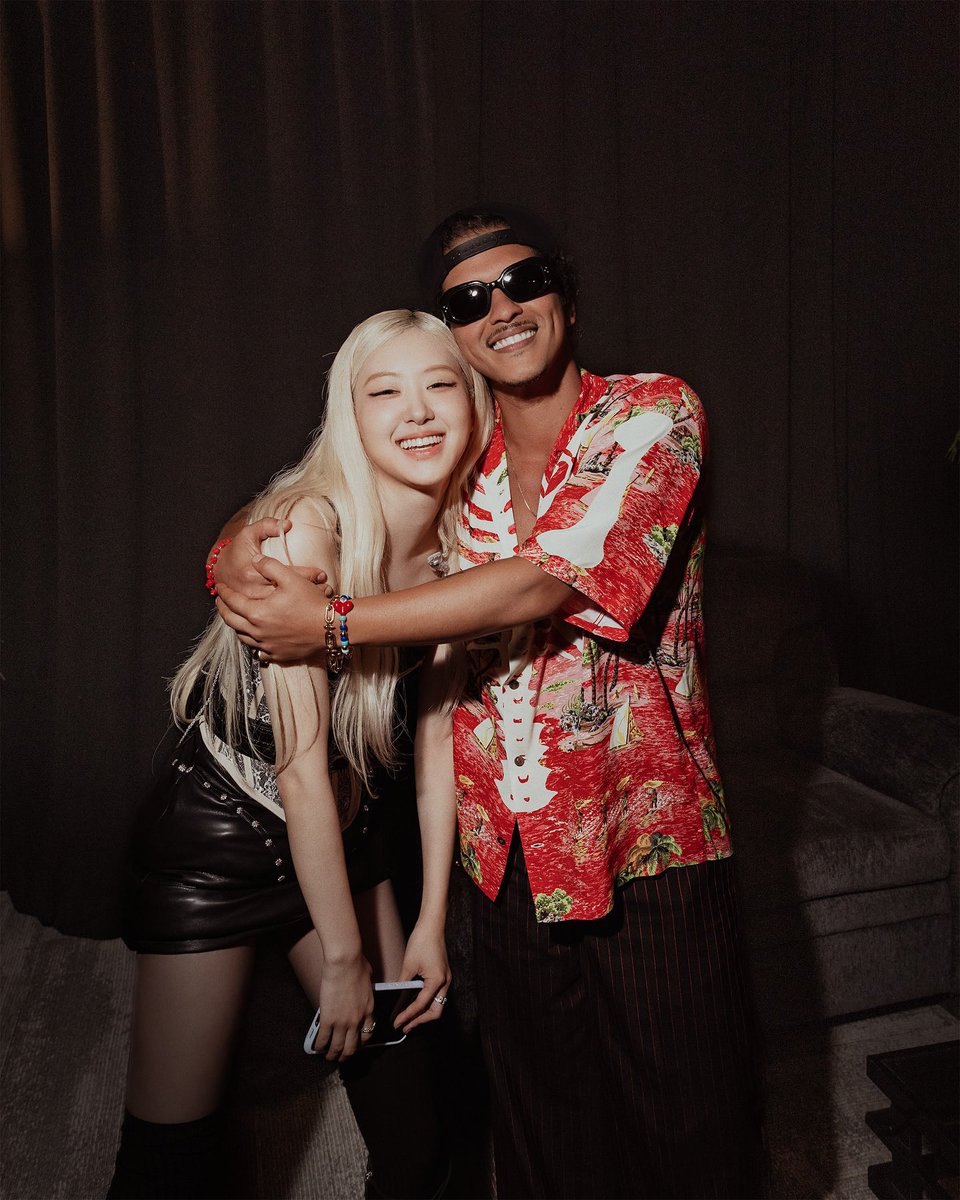 sboficial's tweet photo. Bruno Mars posta foto com ROSÉ em comemoração às indicações de "APT." ao #GRAMMYs. https://t.co/lE0Bb3wJbR