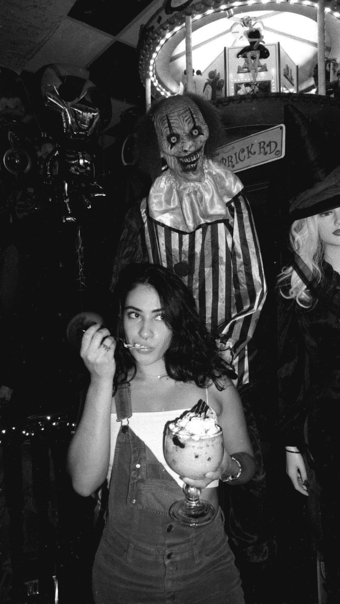 nickidymond's tweet photo. Until Next Year 👻 https://t.co/Ggz2x2OgxH