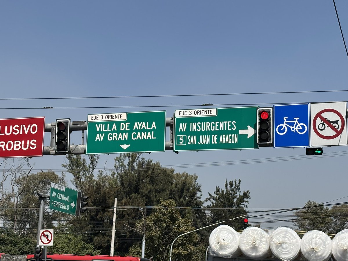 PPRockRM's tweet photo. @UCS_GCDMX @OVIALCDMX @SSC_CDMX  semáforos pegados y creando conflicto vial en cruce Av. Eduardo Molina con Calzada San Juan de Aragón https://t.co/c4wv92QJLM