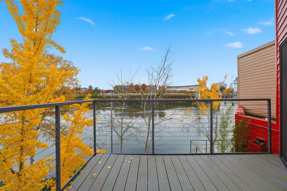 ❤️‍🔥 Top-floor PDX heartthrob seeking new match! 🌃

📲 Info 👉🏽 bit.ly/4qLeNiy 

👋🏽Hi! I'm a charming 1BR/1BA urban perch overlooking the river &amp; city lights! I am clean &amp; easy to fall for with granite counters, in-unit 🧺, &amp; AC that keeps me comfortable year-round. 🏘️