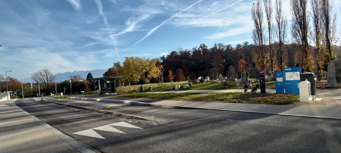 De retour en Suisse pour animer un atelier lors d'une journée doctorale à l'université de Lausanne. C'est joli, avec des moutons juste devant le bâtiment !