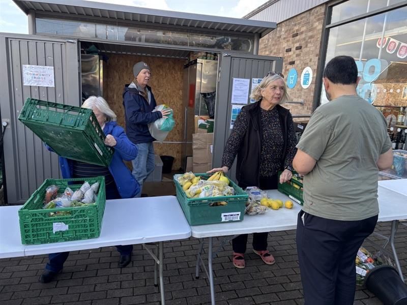 SadikAlHassanMP's tweet image. Really enjoyed visiting the #CommunityFridge in #Portishead the other week and talking with the amazing volunteers. 

It&apos;s a brilliant initiative tackling food waste by redistributing surplus food to anyone who needs it — community support in action.