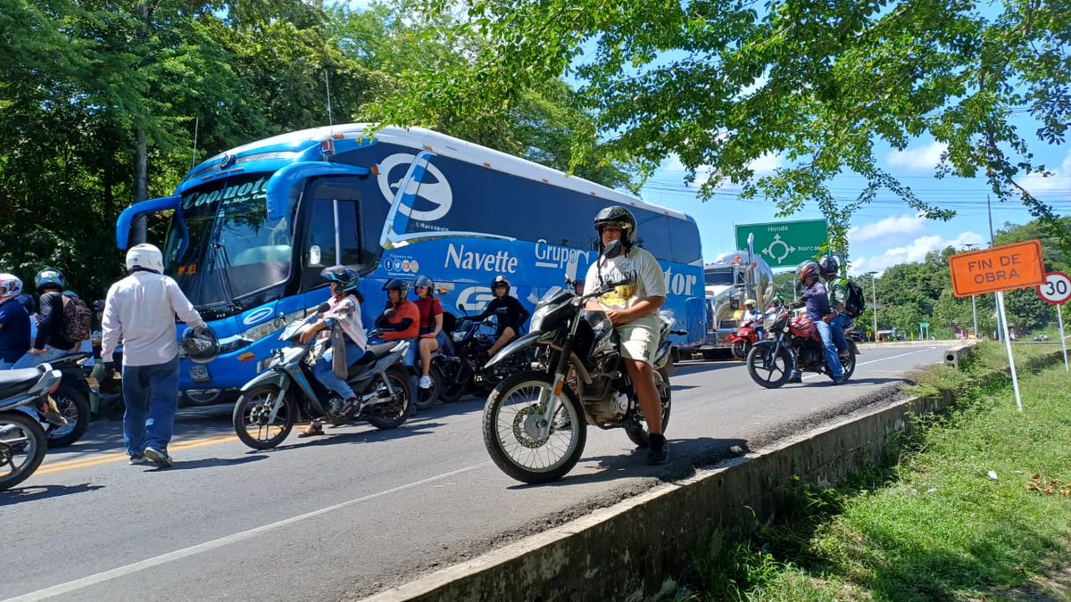 WRadioColombia's tweet photo. #NoticiaW | Usuarios de Nueva EPS, Salud Total y Famisanar bloquearon parcialmente la vía Bogotá - Medellín a la altura de La Dorada (Caldas), reclamando a las EPS pagar a hospitales y clínicas.

Advierten que, actualmente, unos 65.000 afiliados del oriente de Caldas que no son atendidos.