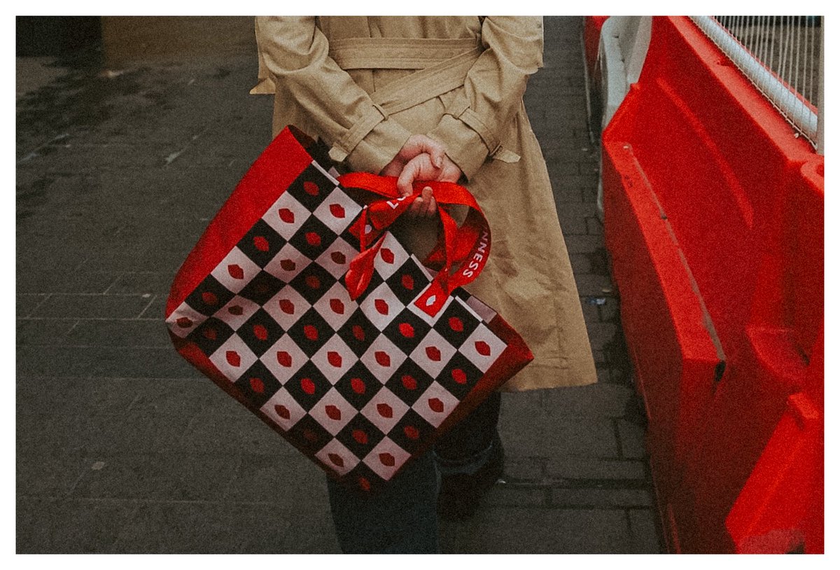 xmdxib's tweet photo. red lips, street style 💋 https://t.co/0fefxJkInK