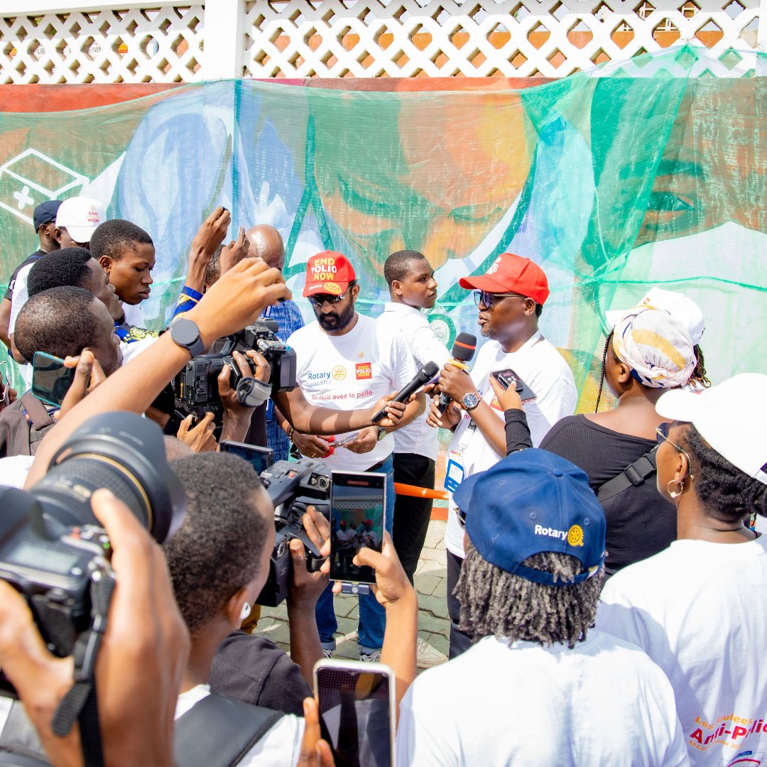 EndPolioNow's tweet photo. In Benin, a school wall has become a canvas of hope 🎨 Rotary members from Benin, Niger &amp; Togo introduced a 150m² mural, a living story inspired by Benin’s rich culture. Created by local painters, the artwork helps raise awareness about our work to #EndPolio. https://t.co/DG5wTwl8rv