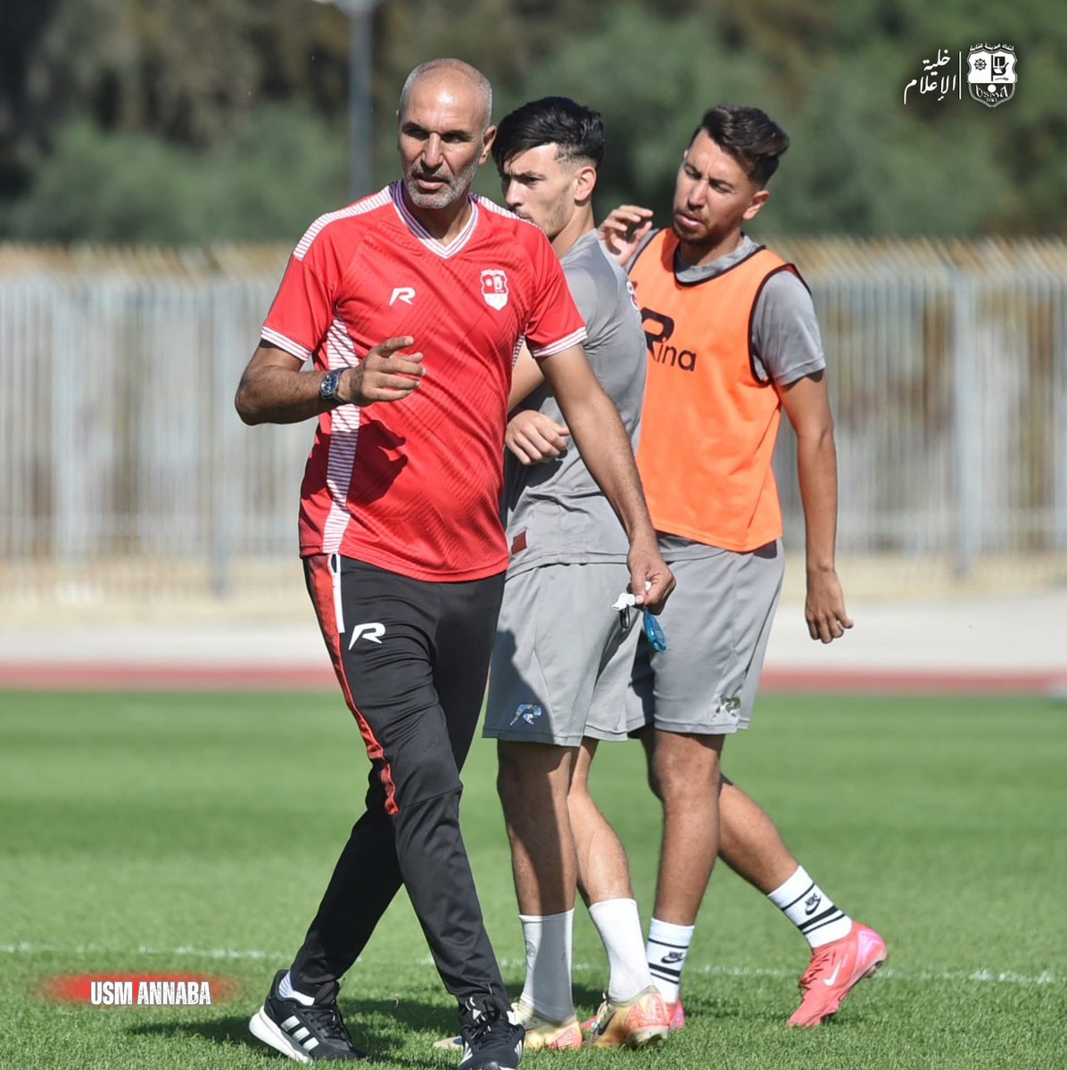 usma_Xtra's tweet photo. 𝐓𝐫𝐚𝐢𝐧𝐢𝐧𝐠 𝐃𝐚𝐲 | 

أجرى صبيحة الأسم الفريق حصة تدريبية بملحق ملعب 19 ماي تحت إشراف المدرب سمير زاوي ومدرب الحراس مهدي بن عبد القادر ومدرب والمحضر البدني لفئة أقل من 20 سنة دلالو رمضان و بولعبايز عبد الصمد.

🔴⚪️ #USMANNABA https://t.co/R2X41cpJIk