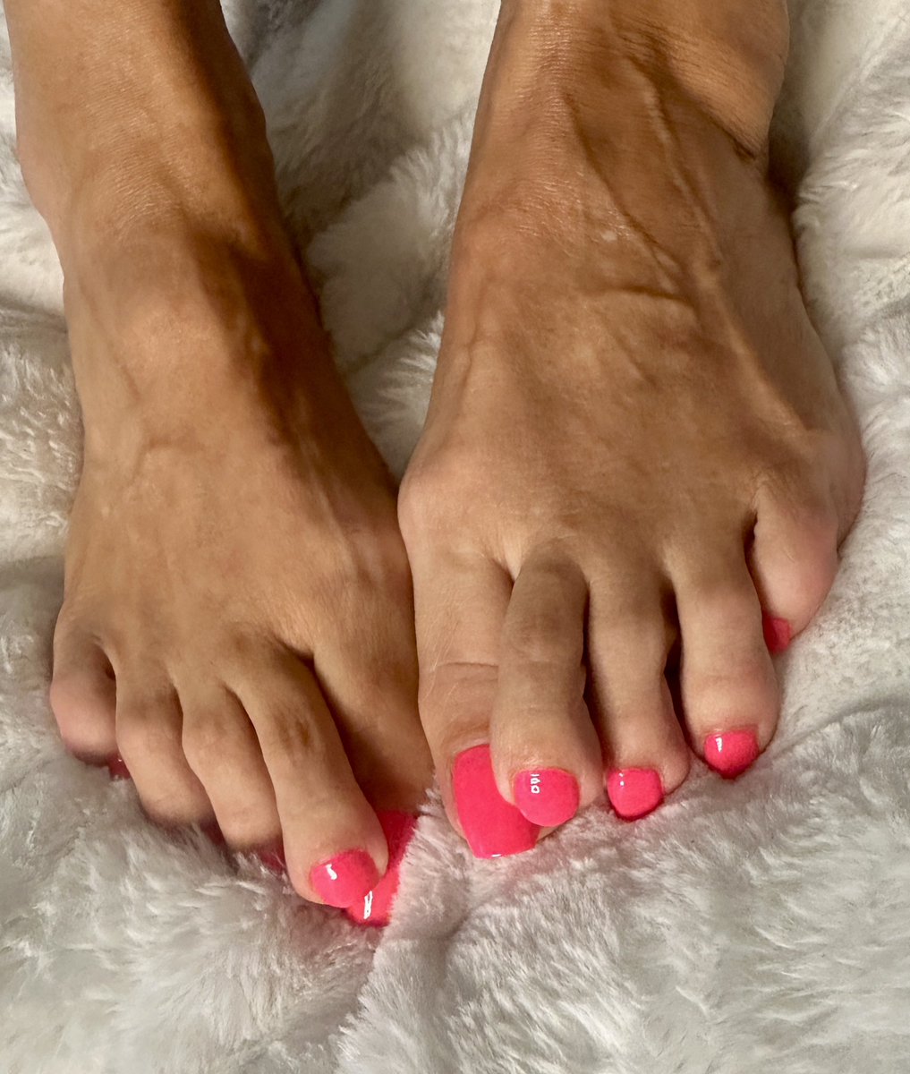 king_of_toes's tweet photo. 🏆King of Toes Competition🏆 

🔥Titled: Put Second Toe on Big Toe 

🔥Group 1 Round 2

@CaribbeanSolez 
Vs         
@BFootqueen

🔥Vote now for your favorite model🔥 

🔥Rules: Retweet♻️, like👍, bookmark 

🔥Support the contest to reach everyone 

🔥Poll in the comments 🔥 https://t.co/3fRaPB5BJN