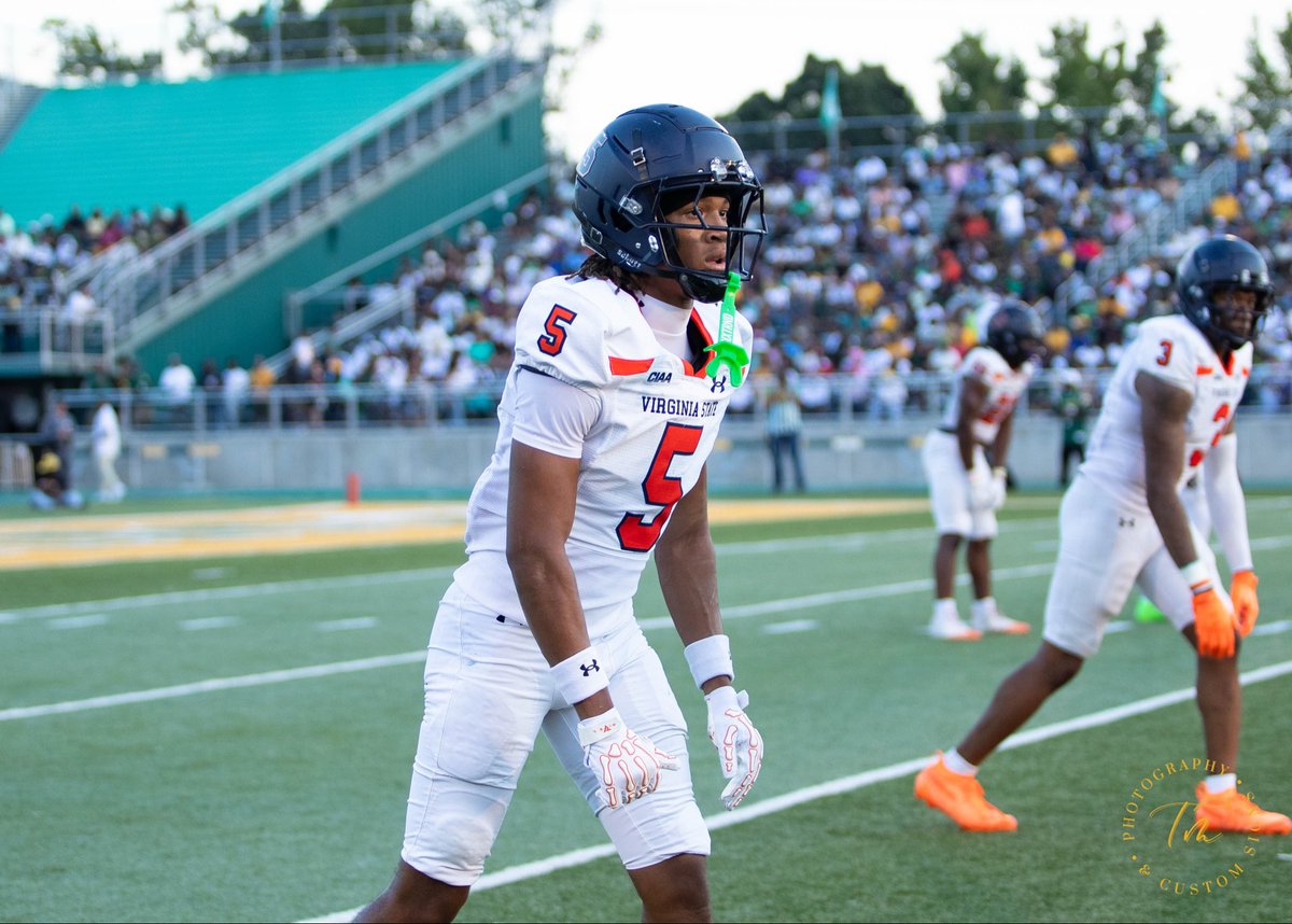 1ajenavi's tweet photo. 2 games
10 RECS
193 YDS
19.3 YPC
1 TD
(Missed 8 games on Partially Torn PCL) https://t.co/uHMoHuYdhb