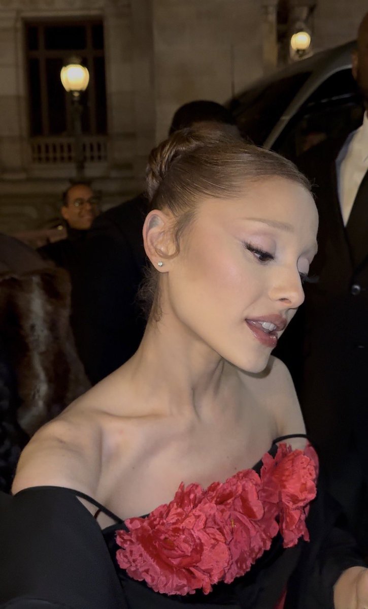 HitsAndCharts's tweet image. 🚨 Ariana Grande in Paris!