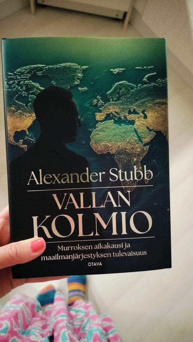 Kävin kirjakaupoilla hakemassa mielenkiintoista viikonloppulukemista. Ei muuta kuin alleviivausvälineet esille ja lukemaan 📚