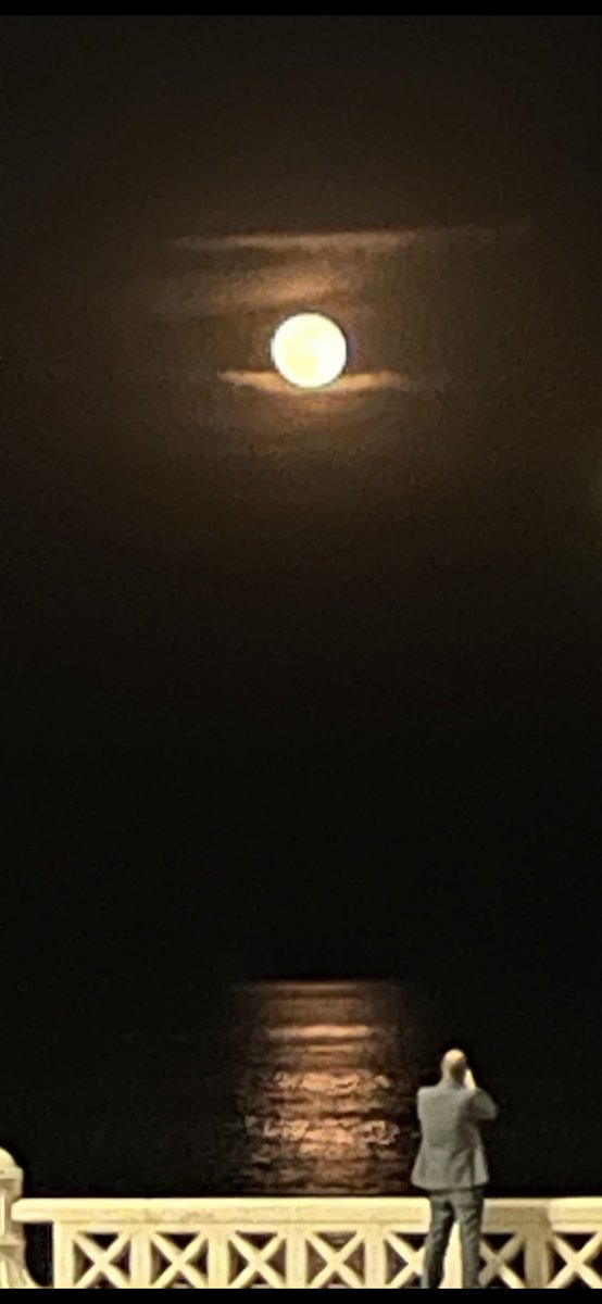 فلك الدلال وأنت بدرٌ كاملٌ
ويحق للمحبوبِ أن يتدللاَ.
 #القمر_العملاق