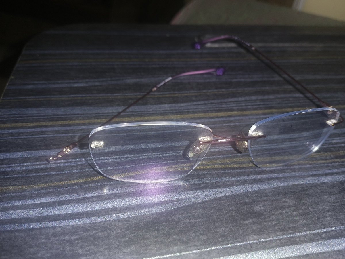 ArjunBhakuni3's tweet photo. Bought these from Lenskart (Vincent Chase) not even a year ago.

And again — the side rod just came off from the lens.

Same issue happened previously too.

Didn’t expect this kind of build quality, honestly.
@Lenskart_com please fix this.

@lenskart
#lenskart
 support me https://t.co/IxCH70E10M