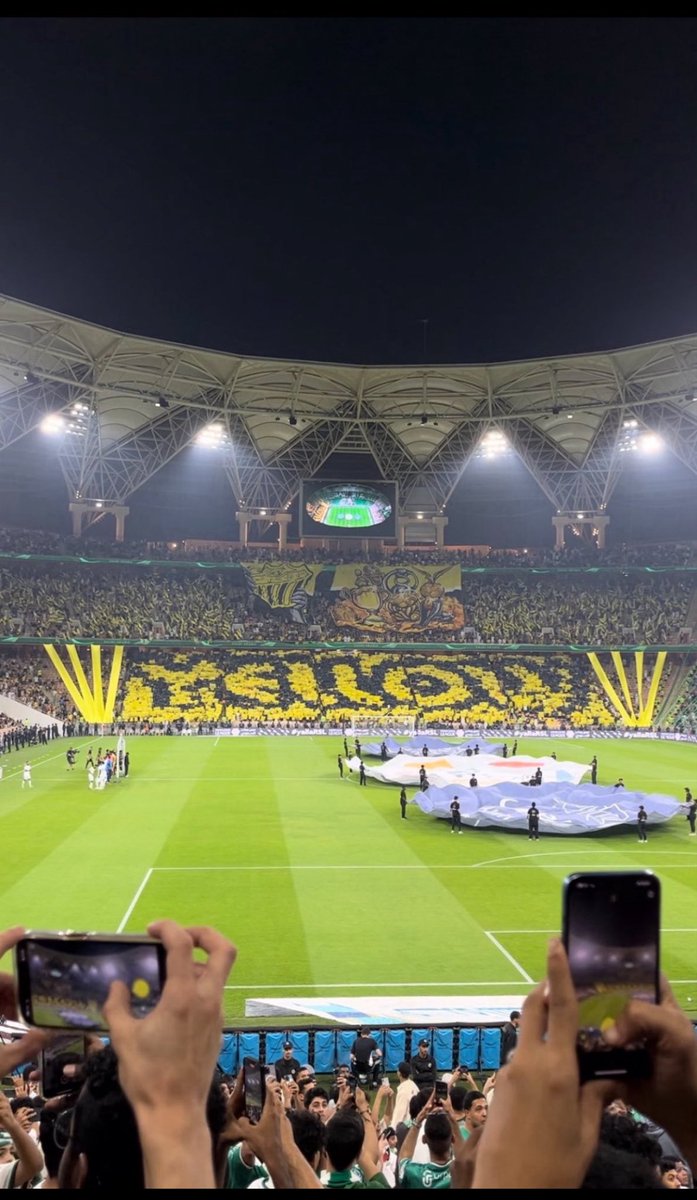 #الاتحاد اكثر صورره ضحكتني يصورون كلمة ( يلو) ي فضحي فضحااااه اقسم بالله جنوووون ي الاتحاد  😂😂😂😂🖤💛🖤