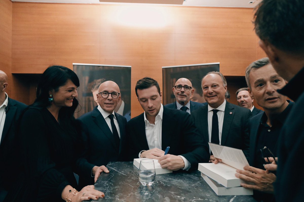 Cette dédicace à Nice en présence de <a href="/J_Bardella/">Jordan Bardella</a> est l’occasion de se rappeler qu’avec tous les parlementaires niçois <a href="/C_Dintorni/">Christelle D'intorni</a>, <a href="/BernardChaix/">Bernard CHAIX</a> et <a href="/PrLCastillo/">Pr. Laurent Castillo</a>, nous avons fait à Nice ce que j’ai fait pour la France : l’union des patriotes pour mettre fin au déclin !