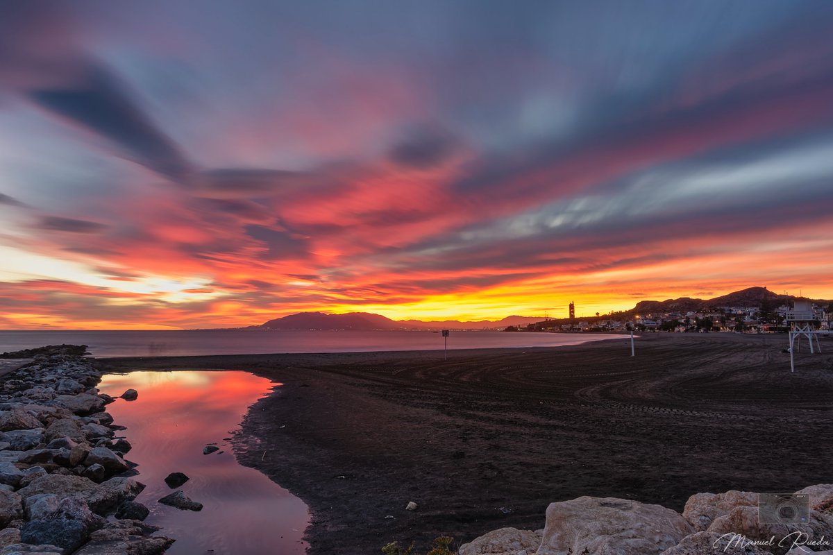 Qué cielo tan atmosférico el de hoy

La Cala del Moral