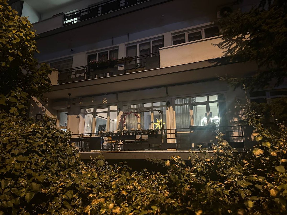 ahmetabdallah's tweet photo. Ankara Üzerine Bir Deneme

Üç günlük Ankara seyahatim dün sona erdi. Pazartesi akşamı gitmiştim, dün döndüm. Son yıllarda Ankara’yı sık sık ziyaret ediyorum; bazen sırf akademik sebeplerle, bazen iş için. Her yıl bir ya da birkaç kez gitmiş oluyorum. Doğrusu, Ankara’yı çok seviyorum. Birçok kişinin sevmediğini biliyorum ama ben farklı düşünüyorum.

İstanbul mu, Ankara mı?

Bu meşhur mukayeseden başlamak isterim: İstanbul mu Ankara mı? Eğer Ankara’nın bir “şahs-ı manevisi” olsaydı ve bu soruyu duysaydı, kahkahalarla gülerdi diye tahmin ediyorum. Çünkü şehir kendisini, dolayısıyla, haddini bilen bir şehir. Tarihi boyunca Ankara için İstanbul’la aynı cümlede anılmaktan daha büyük bir şeref vesilesi olmamıştır herhalde. Dolayısıyla bu mukayesenin bizzat kendisi abesle iştigal etmek demek. İstanbul yalnızca Ankara’yla değil, Türkiye’nin tamamıyla dahi kıyaslanamayacak bir şehir. Belki Roma’yla, Kahire’yle ya da Bağdat’la karşılaştırılabilir. Bu yüzden Ankara gibi illerimizi böyle bir terazide değerlendirmek adil değil olmaz; kefenin diğer tarafına bu kadar ağır bir şehir koymak hiçbir vicdana sığmaz.

Şehrin Samimiyeti

Gelelim Ankara’yı neden sevdiğime. Bir defa, şehri çok samimi buluyorum. İddialı değil, mütevazı; haddini bilen bir şehir. Yolları geniş, kaldırımları ferah, neredeyse her yer ağaçlarla dolu. Arada karşınıza çıkan yokuşlarda bile sanki bir mahcubiyet hissediyorum: “Bizim şehrimizde normalde böyle şeyler olmaz. Sizi yorduk ama biraz kusura bakmayın,” der gibi. Zaten çıkar çıkmaz da hemen bitiyorlar; ne çok dikler ne çok uzun. Sanki o rampa, üzerinde yürüyen insanları yorduğu için kendisi de bundan rahatsız. Son on–on beş yılda yapıldığını tahmin ettiğim biçimsiz, yüksek binaları saymazsak, şehrin doğal dokusu inanılmaz güzel. Apartmanlar genelde dört katlı, yatay biçimde uzanıyorlar ve çoğu bahçe içinde. Sokakta yürürken duvar dibinde değil, bir bahçenin kenarından yürüyorsunuz. Binalar bitişik nizam değil; bu yüzden sokaklar nefes alıyor. Gökyüzünü görmek için başınızı fazla kaldırmanız gerekmiyor. Bu şehir insana gerçekten iyi hissettiriyor.

Her gidişimde uzun yürüyüşler yapıyorum. Esnafını, ağaçlarını, geniş sokaklarını, alçak apartmanlarını, bu eski apartmanların zevkli mimarilerini çok seviyorum.

Başkentlik Meselesi

Bununla birlikte şunu da söylemeliyim: Ankara, başkent ama bir başkent havası yok. Sanki “Çorum’a ya da Yozgat’a denmiş ki, artık sen başkentsin,” o da “Peki” demiş gibi. Başkent olmasının nedeni zaten çok karmaşık değil: büyük bir kara parçasının ortasında, güvenli bir konumda olması. Fakat bu “başkentlik kıyafeti” Ankara’ya biraz bol gelmiş. İnsanlar hâlâ Ankara şehrine ait; “başkent” kimliğine değil. Hatta belediye seçimlerinde bir adayın “Ankaralı olup olmaması” hâlâ büyük bir mesele olarak gündeme geliyor. Bu bana hep komik gelir, çünkü başkentte bunun önemi kalmamalı artık. Ama işte öyle değil; çünkü Ankara doğal bir başkent değil.

Yerellik ve Modernlik Arasında

Şehir nevii şahsına münhasır. Mesela birkaç sene önce konakladığım Ankara Hakim Evi’nde “bulgur çorbası mı, toygar çorbası mı?” diye sorulmuştu. Türkiyenin en büyük üniversitelerinden birinini yönetim katındaki yemekhanede ise “köylü çorbası” geldi. Yerel kültürünü ısrarla koruyan bir şehir. Ankara halkı misafirperver ama “devletlülerle” tam kaynaşmış gibi durmuyor. Devlet buraya taşınmış ama halk kendi geleneğini, tavrını, gündelik alışkanlıklarını koruyor. Kozmopolit bir metropol havası yok; aksine, köklerine sıkı sıkıya bağlı bir şehir.

İlginç bir uyum oluşmuş sanki. İki güzel özelliğin buluşması gibi: bir yanda şehrin o yerel, samimi, kendine özgü havası; diğer yanda başkent olmanın getirdiği medeniyet, düzen ve modern imkânlar. Ortaya çıkan bu halita bence son derece dengeli, hoş ve başarılı.

Taksiciler Üzerine

İstanbul taksicileriyle ilgili kanaatimiz malum: Bizarız, şikâyetçiyiz, ve haklarında kuşkuluyuz... Ankara’da ise tam tersi. İlk bindiğimde ben de tedirgin oldum, navigasyonu açtım, yolları kontrol ettim. Ama sonra anladım ki gerek yokmuş. Bu şehrin taksicileri gerçekten dürüst insanlar. Kandırmıyorlar, yolları uzatmıyorlar, işlerini düzgün yapıyorlar. İlk gün, tebliğimi sunmak için ASBÜ’ye gitmek üzere taksiye bindim. Taksici, “Madem Ulus’a gidecektin, neden Tunalı’daki otelde kalıyorsun? Orası ucuz diye seçmişsin ama taksiyle gidip gelince daha pahalıya gelir,” dedi. Ben de “Aradaki mesafe altı kilometre,” dedim. “Siz İstanbullular hep bu hatayı yapıyorsunuz,” dedi üste çıkarak. “Burada yakın mesafe üç kilometredir; ötesine biz başka ilçe deriz,” dedi. Gelişimden bir gün önce külliye kütüphanesinden Maltepe’ye giderken navigasyon açmıştım. Çünkü nereye gittiğimizle ilgili hiçbir fikrim yoktu. Biraz gittikten sonra şoför, “Biz yolu çok uzattık,” dedi. Sağ taraftaki caddeyi gösterip “Oradan geliverecektik,” diye hayıflandı. “Herhalde trafik vardı, Google o yüzden böyle yönlendirdi,” diye ekledi. Yol boyunca söylenip durdu. Garip ama gerçek.. Yolu uzattığında fazladan kazanacağı birkaç yüz lira aklına bile gelmiyordu.

Dedim ki kendi kendime: Abdullahcım, artık suizannı bırak ve kabul et. Bu insanlar iyi insanlar.

Sonuç Yerine

Evet, İstanbul kültür, bilim, sanat merkezi olmak hasebiyle, uzun tarihi, enfes boğazı, birbirinden güzel camileri, kiliseleriyle ve bir bütün olarak medeniyet birikimiyle benzersizdir. Onunla memleketin hiçbir şehri kıyaslanamaz. Ama yaşamak başka bir şey. Günlük hayat o ihtişamla birebir bağlantılı değil. Yaşamak, nefes almak, yürümek, insanın kendini huzurlu hissetmesi demek. İşte Ankara bana bu duyguyu veriyor. Belki boğazı yok ama binalar üstünüze üstünüze gelmiyor. Sokakları geniş ve ağaçlı. Yemekleri lezzetli, fiyatları makul, insanları samimi.

Hasılı kelam, Ankara güzeldir, arkadaşlar.