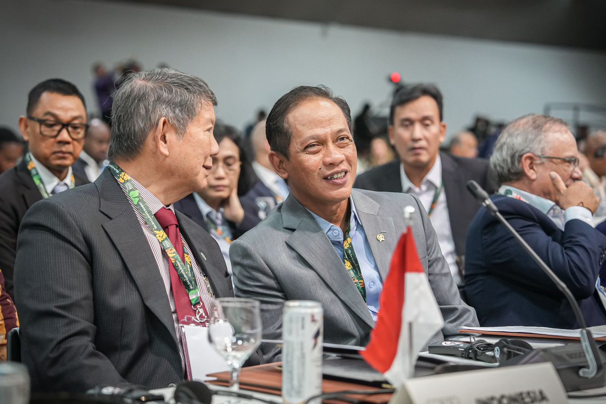 CrystalSch28955's tweet photo. #COP30 menjadi ajang Indonesia menegaskan arah pembangunan hijau: investasi dekarbonisasi US$7,7 miliar/tahun, transisi energi bersih, deforestasi turun 75%, dan pengakuan hutan adat seluas 1,4 juta ha. Bukti pertumbuhan ekonomi dan lingkungan bisa sejalan.
#AksiIklim #KLH https://t.co/o2tXRpZbwR