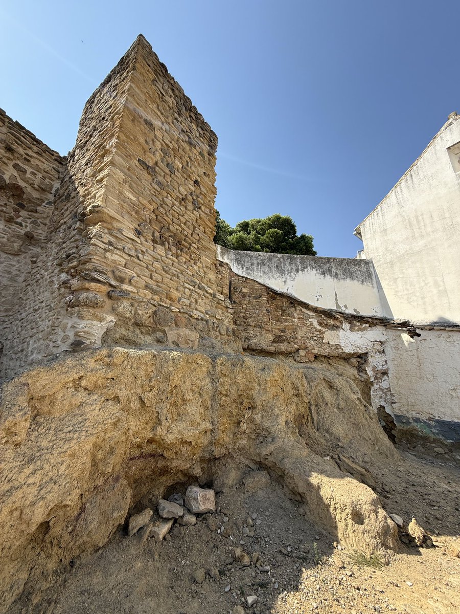 🚨⚠️ Lo de Torre-Alháquime es uno de los casos más sangrantes de Andalucía.

Declarado BIC como conjunto histórico, el estado de su patrimonio es muy muy preocupante.