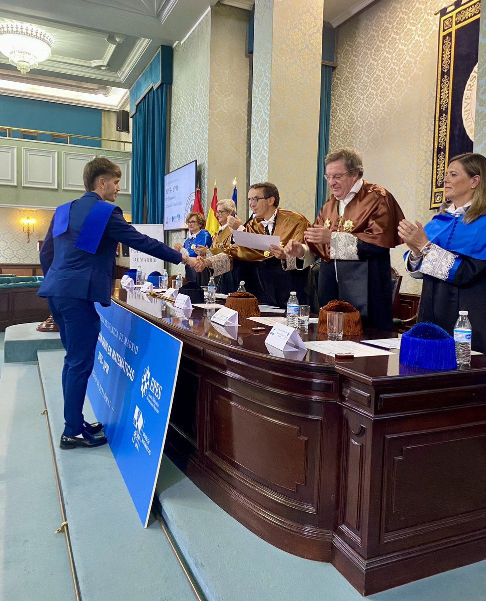 La_UPM's tweet image. Estamos de enhorabuena. La I Promoción del Grado en Matemáticas recibe su diploma de finalización de estudios. #somosUPM