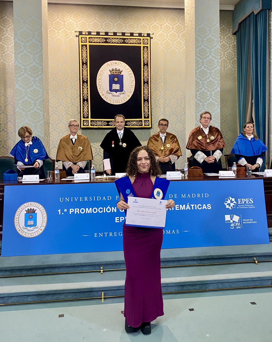 La_UPM's tweet image. Estamos de enhorabuena. La I Promoción del Grado en Matemáticas recibe su diploma de finalización de estudios. #somosUPM