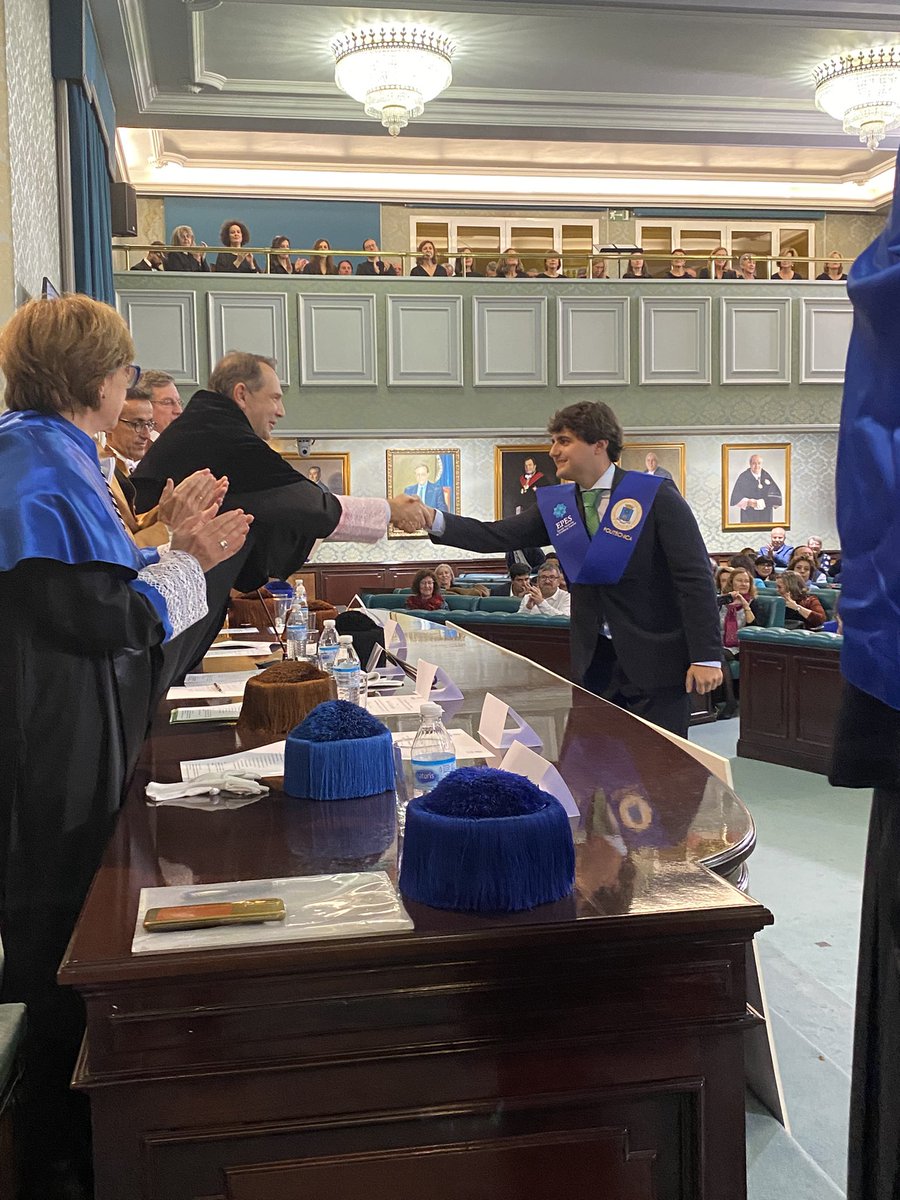 La_UPM's tweet image. Estamos de enhorabuena. La I Promoción del Grado en Matemáticas recibe su diploma de finalización de estudios. #somosUPM