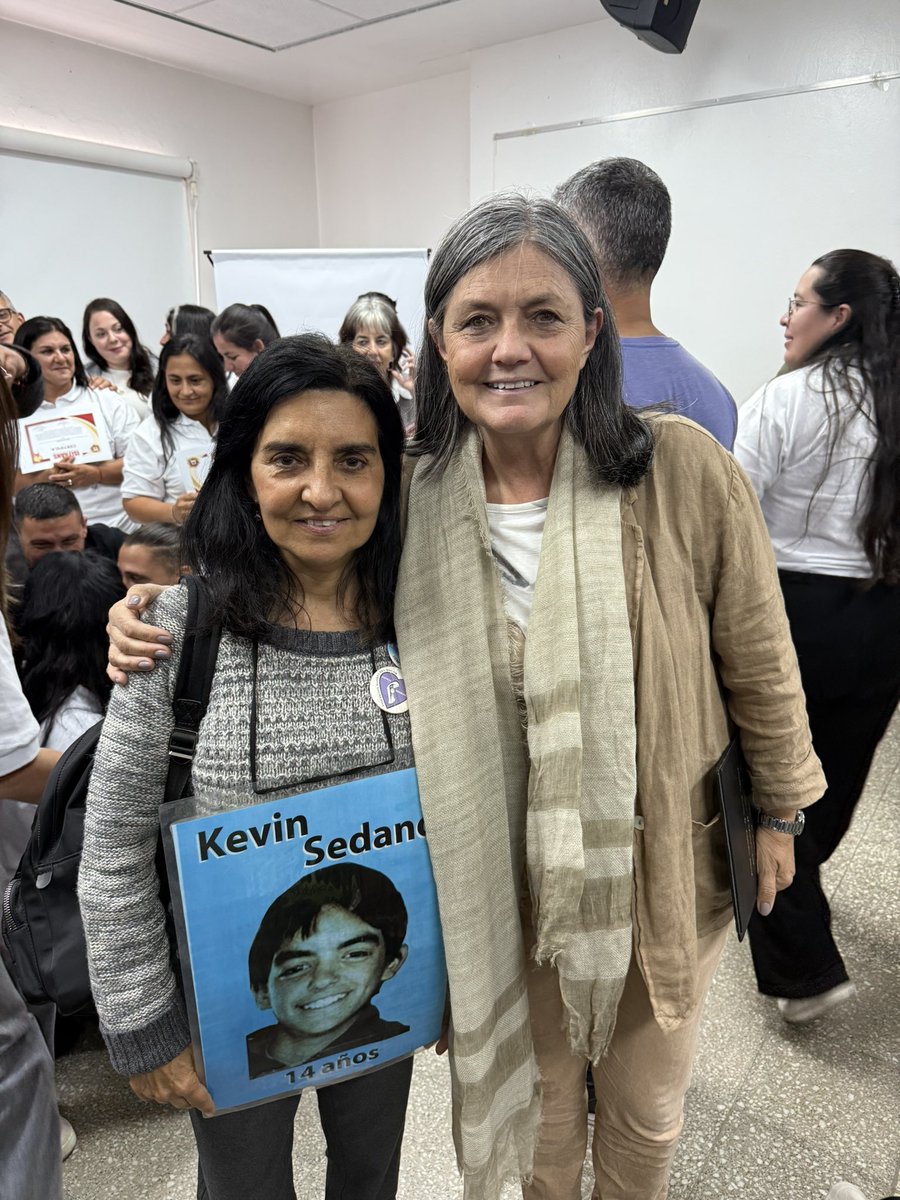 viviamperroneOK's tweet photo. Hermoso estar con 30 mujeres que obtuvieron su diploma profesional para conducir camiones de tránsito pesado. Gracias  @IsitransPrensa por invitarme https://t.co/M96eAbfwhO
