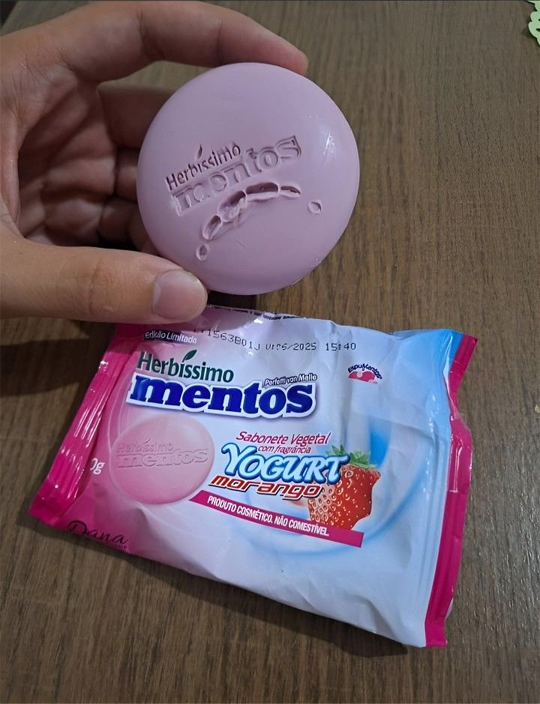 AquelaLara's tweet photo. Não se coloca nome de produto comestível em produto não-comestível, não importa quantos avisos a embalagem tenha https://t.co/0jkGte4GLj