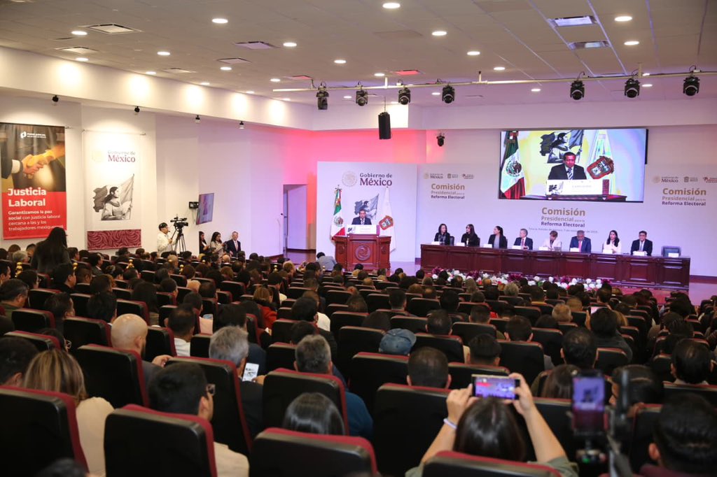 mgdohector's tweet photo. ⚖️ Somos un Poder Judicial abierto, sensible y comprometido con la coordinación institucional, convencidos de que la justicia y la democracia se sustentan en los mismos principios.

📍 Hoy, en la Escuela Judicial del Estado de México, fue un gusto recibir a la Gobernadora @delfinagomeza y al Coordinador General de Política y Gobierno de la Presidencia de México, @ArturoZaldivarL, en la inauguración de la Audiencia Pública sobre la Reforma Electoral, cuyos resultados serán en beneficio de las y los mexicanos y fortalecerán la democracia en el país. 🇲🇽

🏛️ El @PJEdomex fue sede de este ejercicio de escucha, análisis y construcción colectiva.
Acompañar este proceso nos honra y nos compromete a seguir siendo una institución abierta al diálogo, al escrutinio público y a la colaboración entre poderes.
