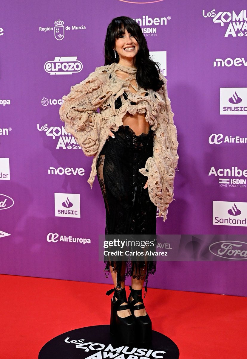 NewsAitana's tweet image. La llegada de @Aitanax a la alfombra de #LOS40MusicAwardsSantander acapara todas las miradas, convirtiéndose en una de las más comentadas de la noche 🖤