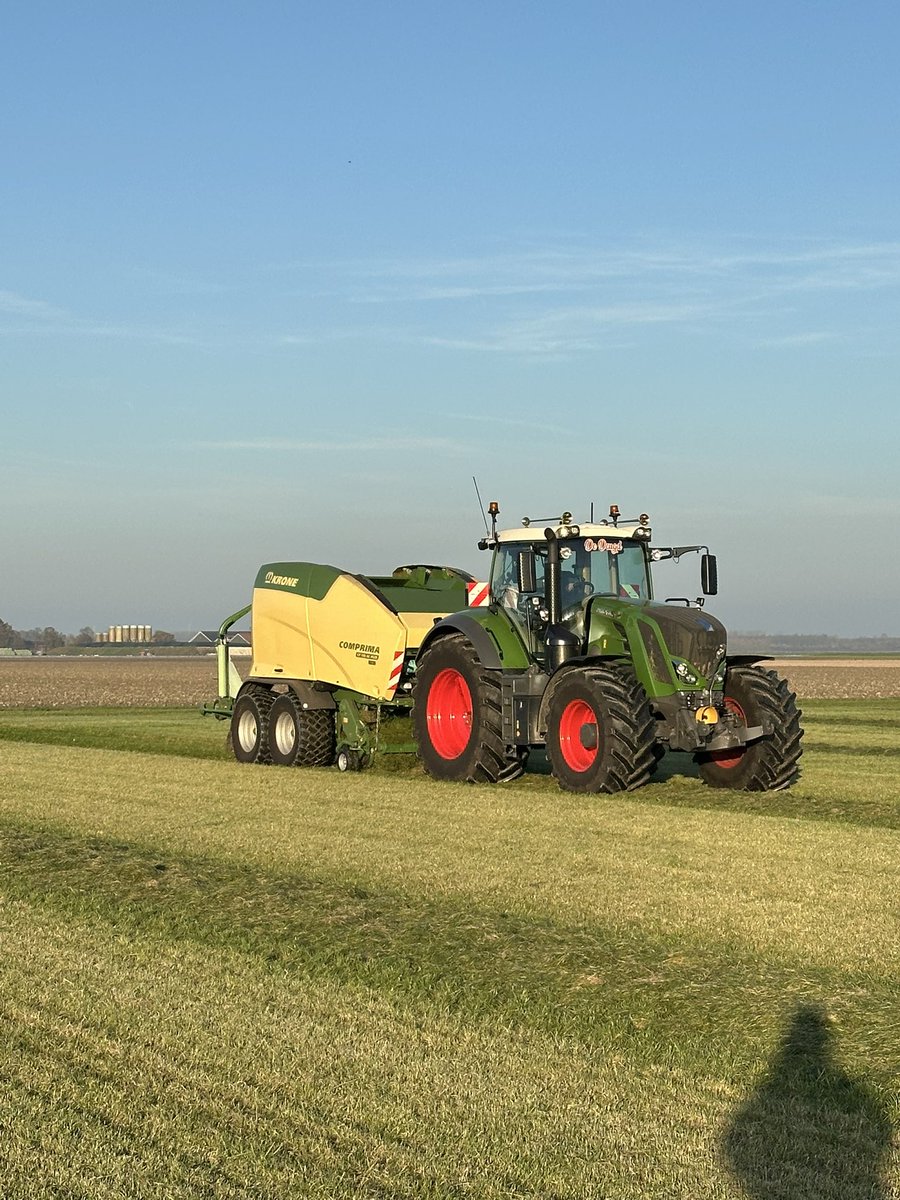 Prachtige omstandigheden bij het persen van najaarsgras! #fendt #krone