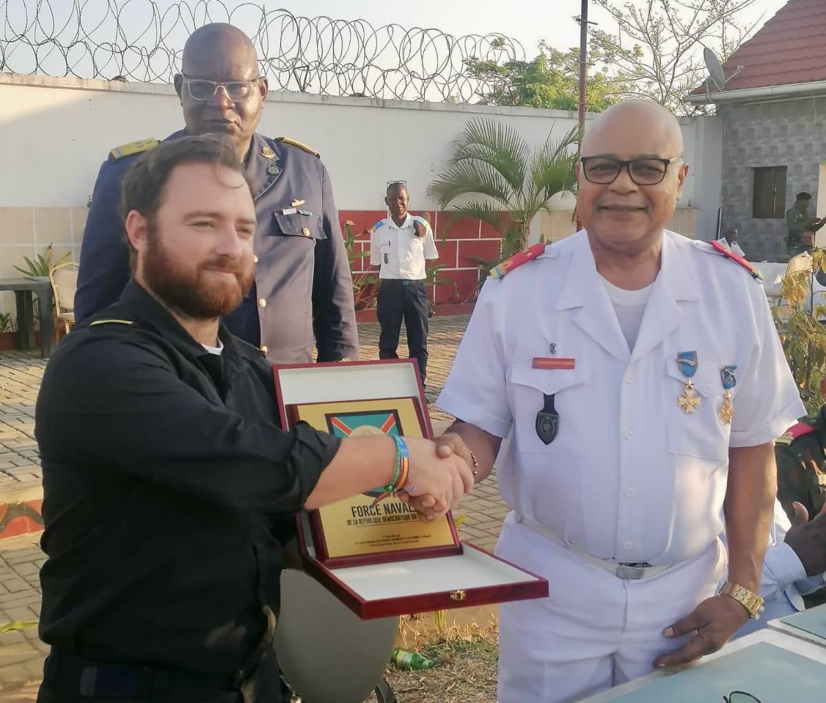 EmbEspRDC's tweet image. Les 27 et 28 octobre, les exercices d&apos;entraînement PASSEX se sont déroulés au large des côtes de la RDC entre le navire de la Marina Española BAM Rayo et la Marine congolaise. Un bel exemple de la collaboration sincère et des liens d&apos;amitié entre l&apos;Espagne et la RDC.