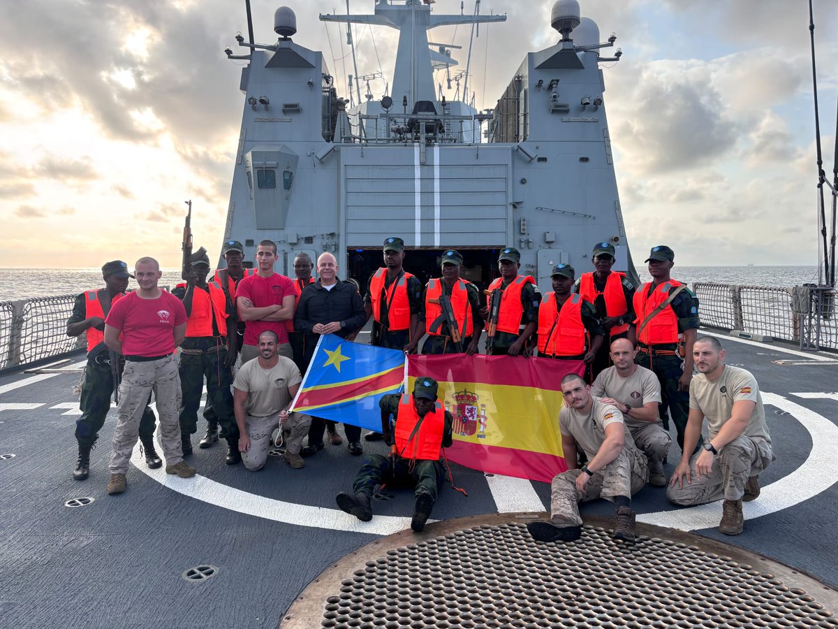 EmbEspRDC's tweet image. Les 27 et 28 octobre, les exercices d&apos;entraînement PASSEX se sont déroulés au large des côtes de la RDC entre le navire de la Marina Española BAM Rayo et la Marine congolaise. Un bel exemple de la collaboration sincère et des liens d&apos;amitié entre l&apos;Espagne et la RDC.