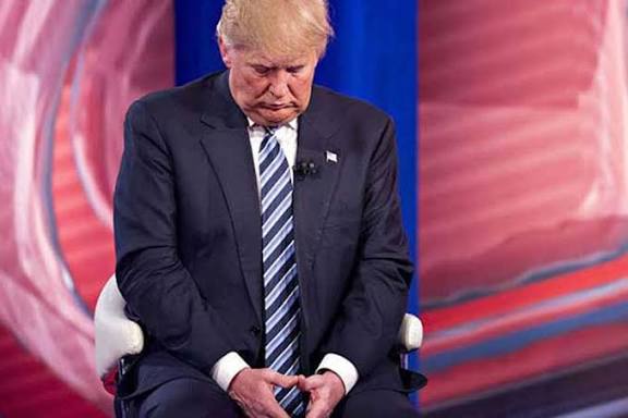 Donald Trump de despecho. 
El Congreso de los EEUU le dijo que de momento no puede haber una intervención militar hacía Venezuela 🇻🇪 

¿Su patio trasero?