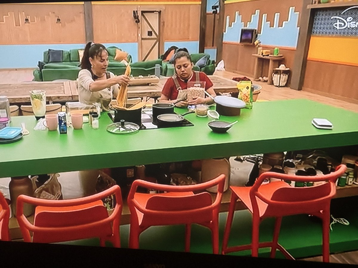 JoZzTB's tweet photo. En la cocina, Bea y @LaCampomanes pidiendo votos para @ManolaDiez 😍 #LaGranjaVIP #LaGranjaVipMx #LGVIP https://t.co/rQ8zd47GYe