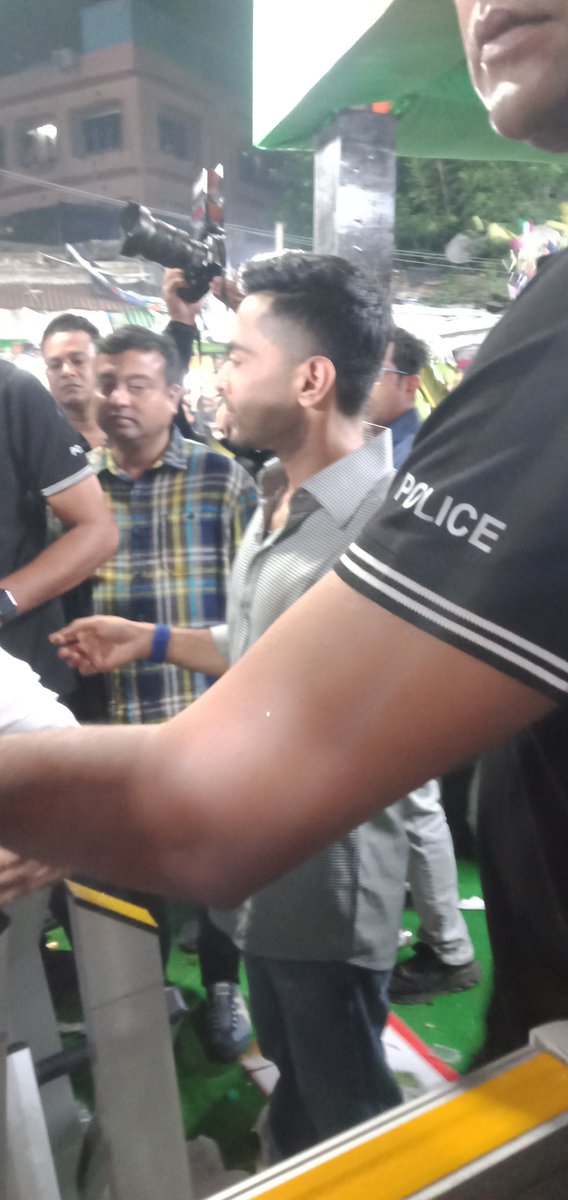 SUBHRAROYCHOWD9's tweet image. সর্বভারতীয় সাধারণ সম্পাদক মাননীয় অভিষেক ব্যানার্জী ❤️🙏 আজ শুভ জন্মদিন 🎂🎈 
দুপুর ২.৩০ টে লাইনে দাঁড়িয়ে শেষমেশ ৬.৩০ টার নাগাদ অভিষেক দাদাভাই এর সন্মুখীন হয়ে হ্যাপী বার্থডে জানালাম ও ছোট একটা উপহার দিলাম 
 অভিষেক ব্যানার্জী বর্তমান ও আগামীর দৃষ্টান্ত
#abhishekaitc