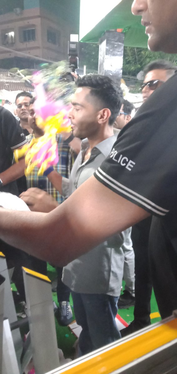 SUBHRAROYCHOWD9's tweet image. সর্বভারতীয় সাধারণ সম্পাদক মাননীয় অভিষেক ব্যানার্জী ❤️🙏 আজ শুভ জন্মদিন 🎂🎈 
দুপুর ২.৩০ টে লাইনে দাঁড়িয়ে শেষমেশ ৬.৩০ টার নাগাদ অভিষেক দাদাভাই এর সন্মুখীন হয়ে হ্যাপী বার্থডে জানালাম ও ছোট একটা উপহার দিলাম 
 অভিষেক ব্যানার্জী বর্তমান ও আগামীর দৃষ্টান্ত
#abhishekaitc