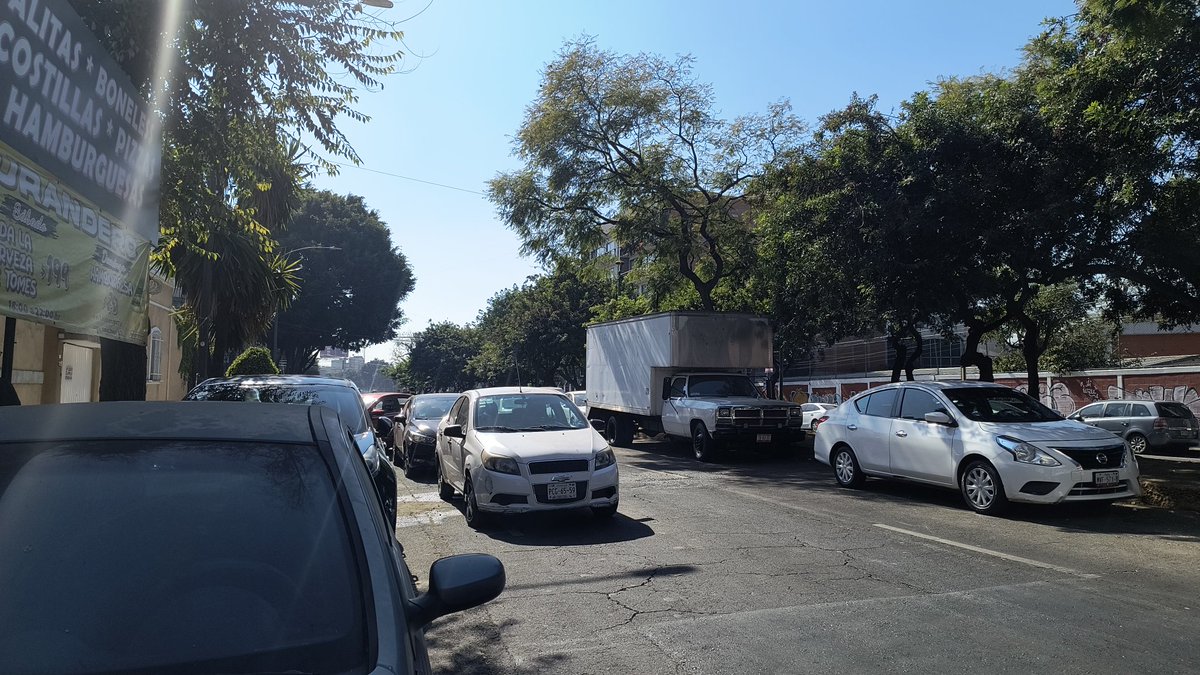 Tres carriles ilegales de estacionamiento, uno libre. Los automovilistas neta hacen esto por calles de toda la ciudad (incluidas en las que está prohibido estacionarse) y después vienen a decirte que las ciclovías estorban y que los ciclistas se sienten dueños de la ciudad 🙄