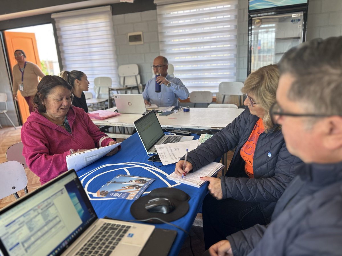 #ProgramaContigo
Comenzamos operativos para informar a vecinos de #Quilpué afectados por megaincendio sobre proceso de normalización que incluye instalación de medidores con apoyo de mujeres gasfiter capacitadas por nuestro programa💧

<a href="/Serviuvalpo/">Serviu Valparaíso</a> <a href="/muni_quilpue/">Municipalidad de Quilpué</a> <a href="/MinDesarrollo/">Ministerio de Desarrollo Social y Familia</a>