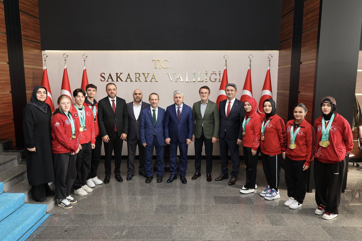 📍Sakarya Valiliği

AK Parti Sakarya İl Başkan Yardımcısı ve Türkiye Wushu Kung-Fu Federasyonumuzun İcra Kurulu Üyesi Sayın Enver Tok, Sakarya Gençlik ve Spor İl Müdürümüz Sayın Cemil Boz, Millî Takımlar Taolu Teknik Direktörümüz Sayın Fatma Akyüz, Sakarya İl Temsilcimiz Sayın