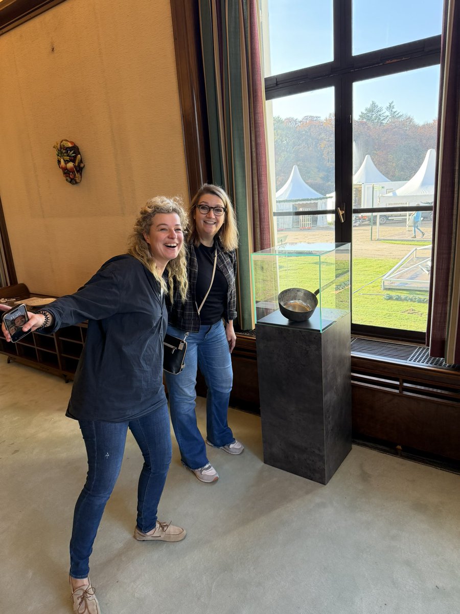 barryvoorhorst's tweet photo. Vanaf 19 november is een deel van onze collectie antieke kookspullen te zien op paleis Soestdijk , tijdens de tentoonstelling “de smaak van Soestdijk”.

Georganiseerd door vakvrouw en drijvende kracht nicole uniquole. 

Voorts heeft zij samen met Rosanne Brons, robèrt van Beckhoven,Judith Claas, Hester de Goede, Simone Lamain en Marty Schoutsen 
een geweldig kookboek het licht laten zien.
Met daarin 375 jaar koninklijke kookgeschiedenis,uitgegeven door onze uitgeverij Goodcook. 

En uniek, een tijdelijke oldenhof-winkel in het paleis!

“De smaak van Soestdijk”
Van 19 november tem 26 maart 2026