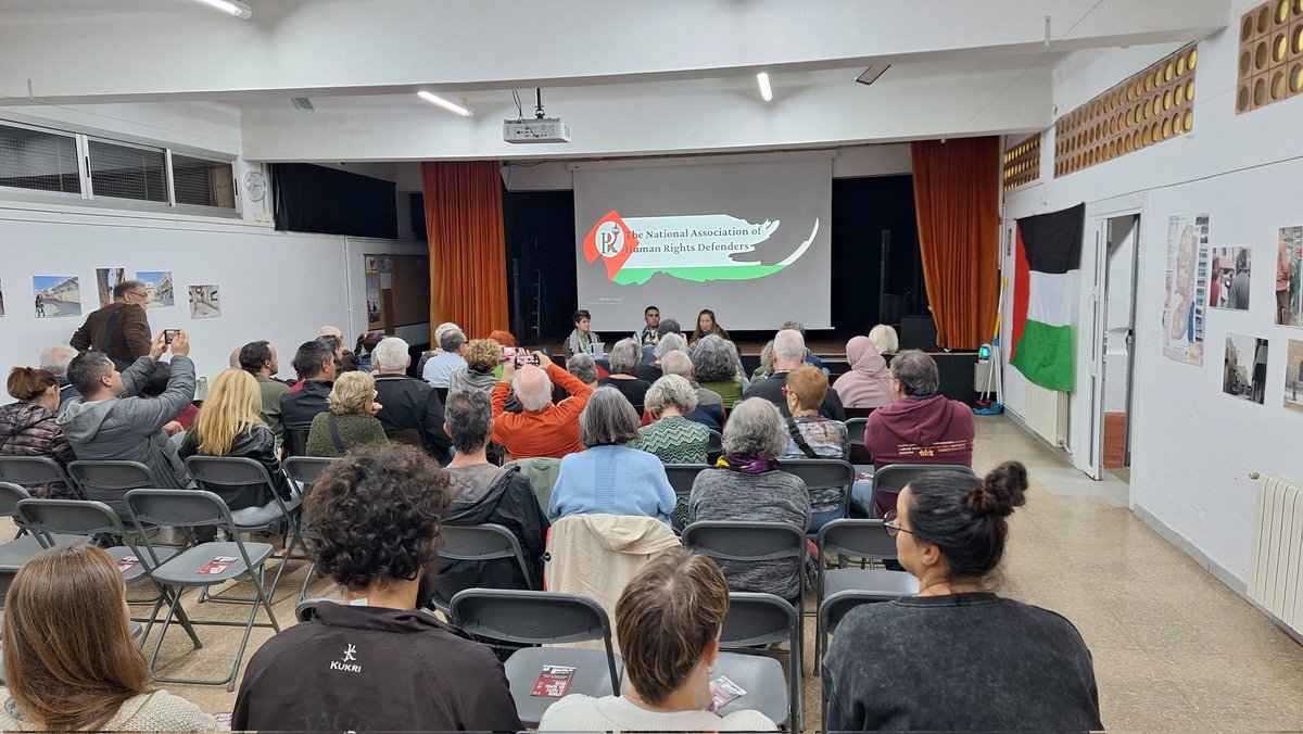 AnticapiBNord's tweet photo. Badee Dwaik explica com es viu a Hebrón #Palestina 🇵🇸, on Israel té més de 270 punts de control per aplicar l'apartheid, impedint la llibre circulació, impossibilitant qualsevol acció d'una vida normal i segrestant la ciutadania en la seva pròpia terra.#Badalona #PalestinaLliure https://t.co/4F0kwVmDLO