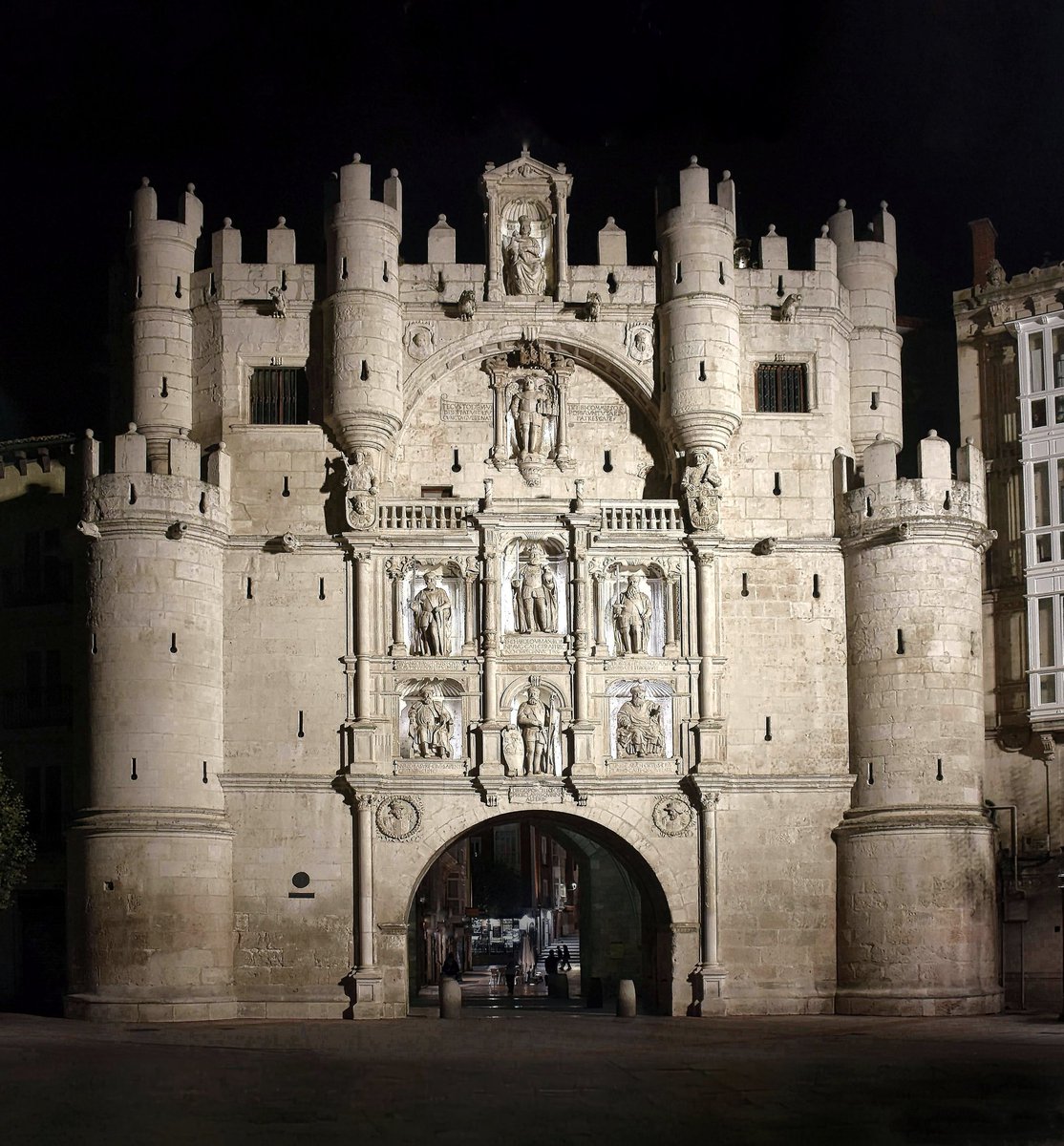 Una vista nocturna del Arco de Santa María, uno de los principales accesos de la cerca medieval burgalesa que, a mediados del siglo XVI y en honor al rey Carlos V, fue revestido de renacimiento a la manera de un arco de triunfo encastillado con un gran retablo pétreo