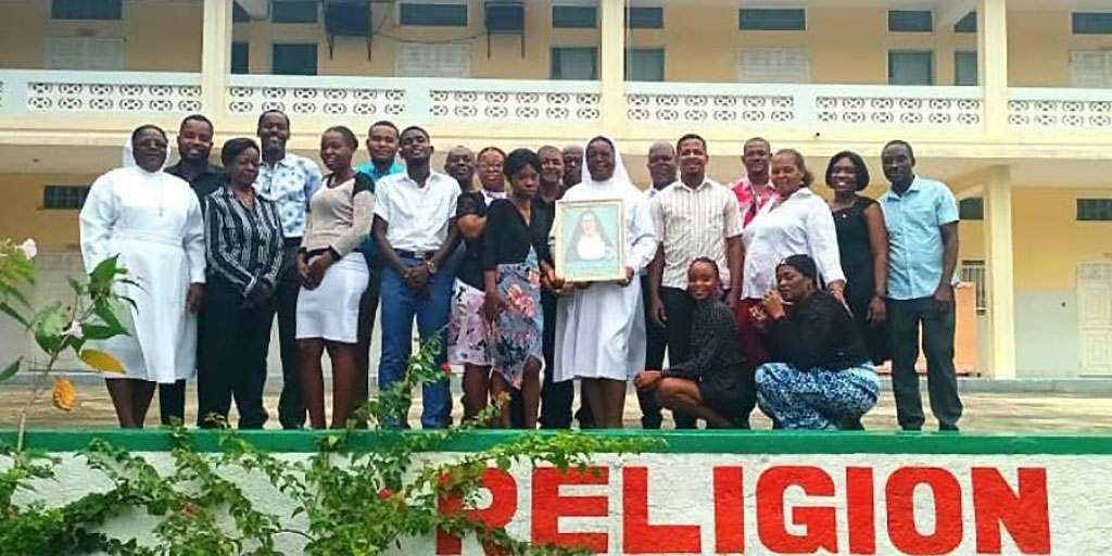 SalMissions's tweet image. #Salesian Sr. Sylvita led a moment of prayer to start  enrichment weekend at Guadalupe Local Ctr in Thorland, Haiti. In true #Salesianspirit, attendees reaffirmed their commitment to serving young people, the poor &amp;amp; the Church. 🙏🤲✝
#enrichmentprogram #faith #youthministry