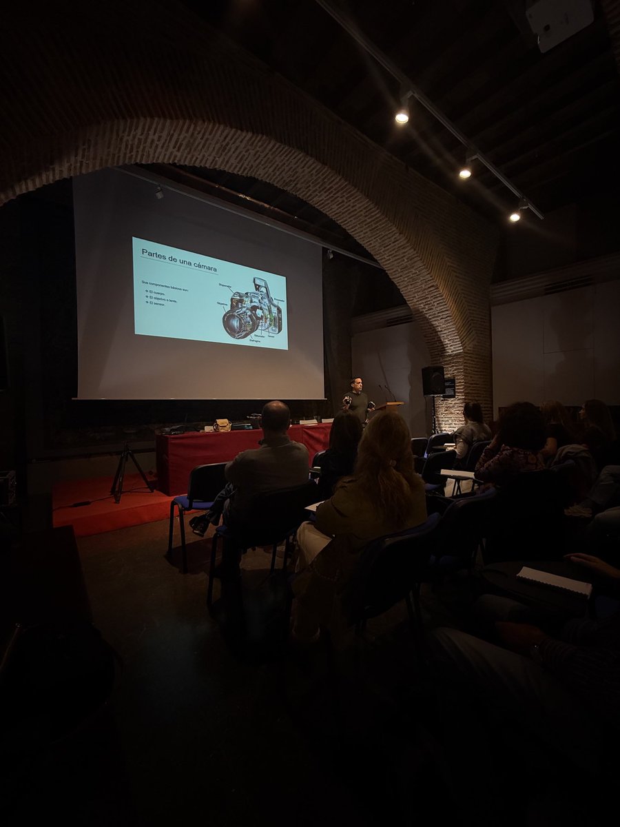 focusleon's tweet photo. Comenzamos el XXXI curso de Iniciación a la fotografía. Uno de nuestros clásicos para despertar el interés por este arte. Gracias por la asistencia. https://t.co/FHQrWPvLyH