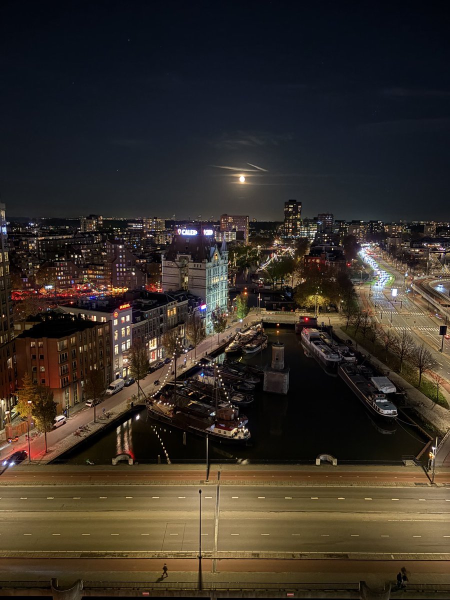 Stel_tm's tweet photo. Mooie grote maan nog twee dagen na de volle supermaan. Verlicht de Oude Haven en zelfs een beetje mijn appartement op de 14e😍
Op de laatste foto het nieuwe wellness-eiland in de jachthaven onder ons Kopblok.
#Rotterdam
#OudeHaven
#RedApple
#VolleMaan https://t.co/76wKd1pRMW