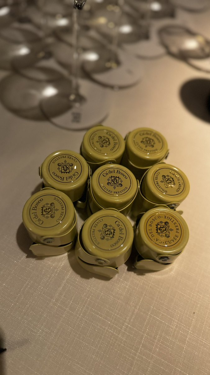 Ca' del Bosco es una de las bodegas más reconocidas de Franciacorta (Lombardía) y una de las que más ha contribuido al prestigio mundial de esta zona como productora de espumosos de calidad.
#cadelbosco #calidoscopi #vilaviniteca