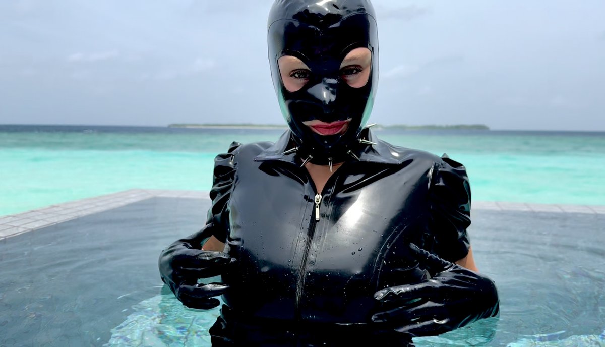 Längst hast du die Kontrolle über dein Leben verloren. Bist dem Internet, den Pornos, dem Fetisch, der Führung durch eine Frau verfallen. Du brauchst eine harte Hand. Du brauchst es hart. Unnachgiebig. Dauerhaft. Es reicht. Gib dir Kontrolle ab. Ich führe dich. Ich breche dich.