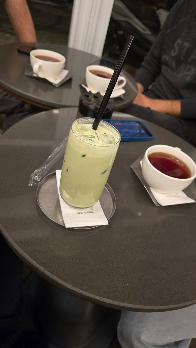 İçecek tercihimle dalga geçilen bir ortamdayım... pistachio matcha için değecek mi göreceğiz