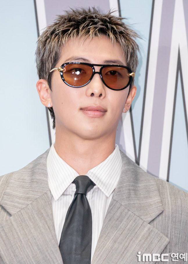Valeri1939065's tweet photo. My dear boy, I will always be there for you.

WE LOVE YOU RM
ARMY ALWAYS PROTECT YOU
PURPLE RIBBON FOR RM
#ArmyStandWithNamjoon
#PurpleRibbonForNamjoon
#ARMYFocusOnMAMA
#timewillsortout https://t.co/B816nPgBnf