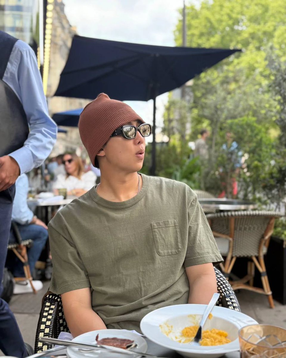 Valeri1939065's tweet photo. My dear boy, I will always be there for you.

WE LOVE YOU RM
ARMY ALWAYS PROTECT YOU
PURPLE RIBBON FOR RM
#ArmyStandWithNamjoon
#PurpleRibbonForNamjoon
#ARMYFocusOnMAMA
#timewillsortout https://t.co/B816nPgBnf